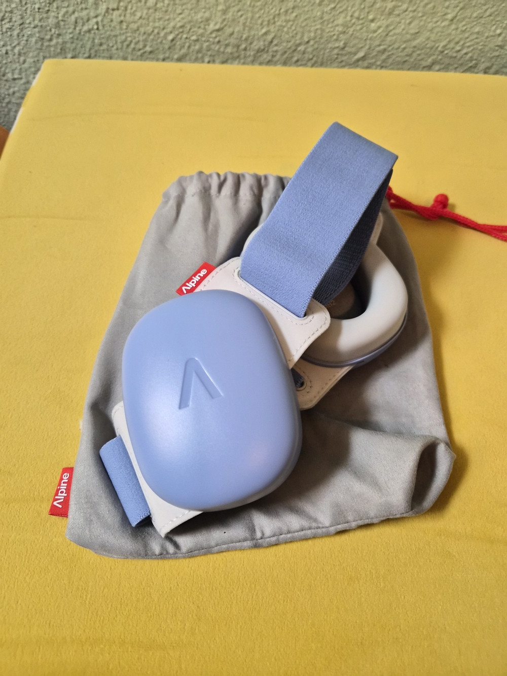 Muffy Baby Comfort
Light Blue Infant Protective Headgear with Gray Pouch